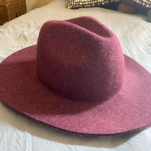 Felt maroon hat. Only been worn 1 or 2 times.